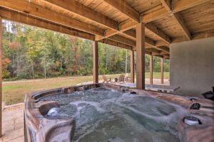 Mountain vacation cabin with covered hot tub