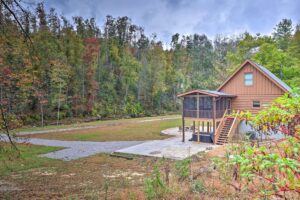 Secluded mountain vacation cabin rental and hot tub side view